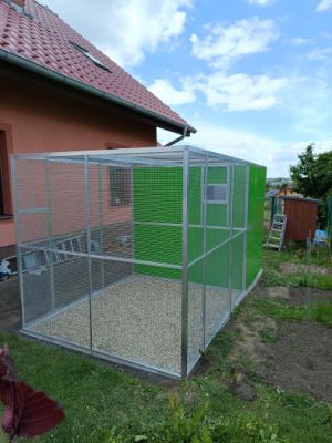 Venkovní voliéra s krytým záletem 